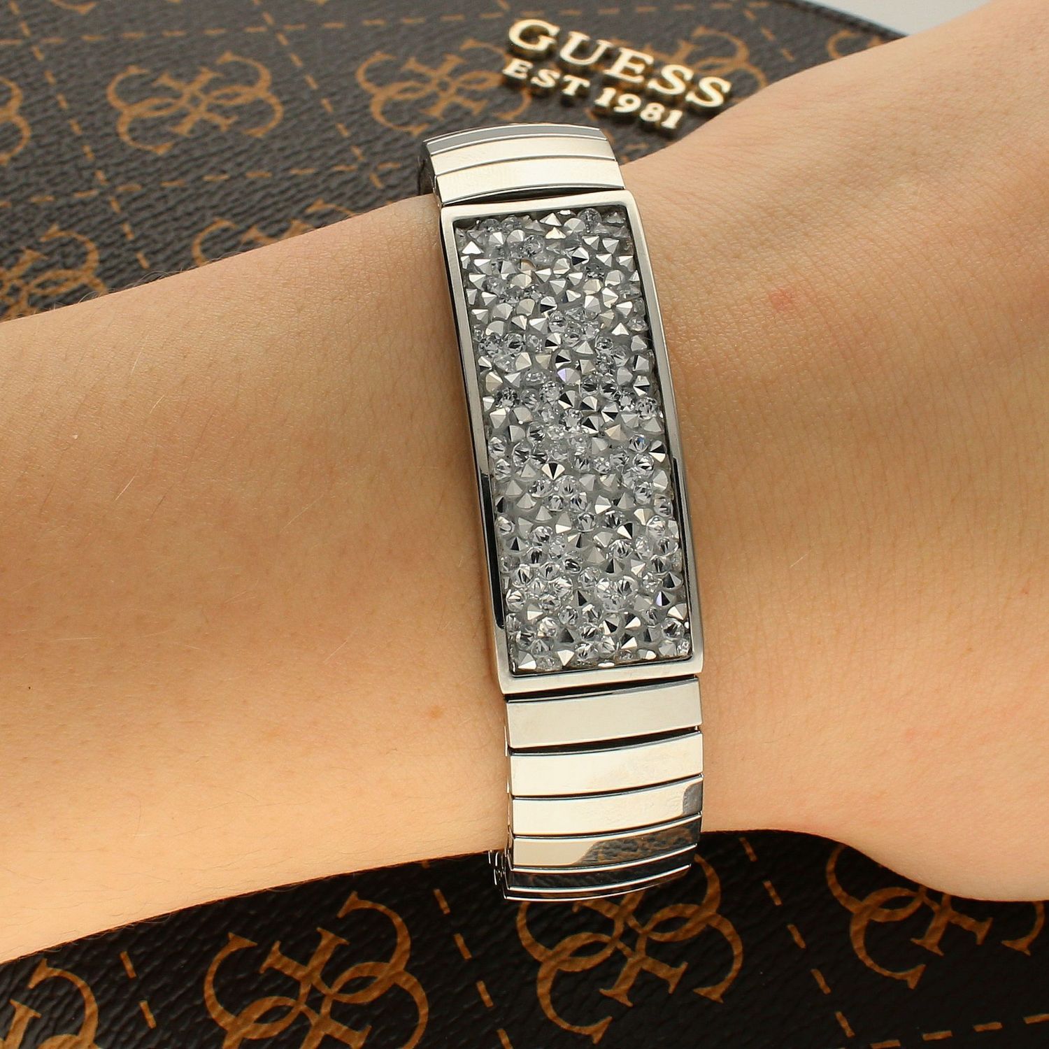 Bransoletka Nomination Italy z kolekcji Extension Glitter. Elastyczna bransoletka wykonana ze stali szlachetnej, zdobiona sypanymi, błyszczącymi srebrnymi kryształkami (2).jpg